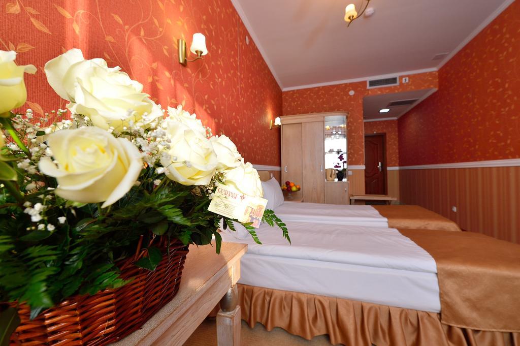 O Azamat Hotel Asztana Kültér fotó