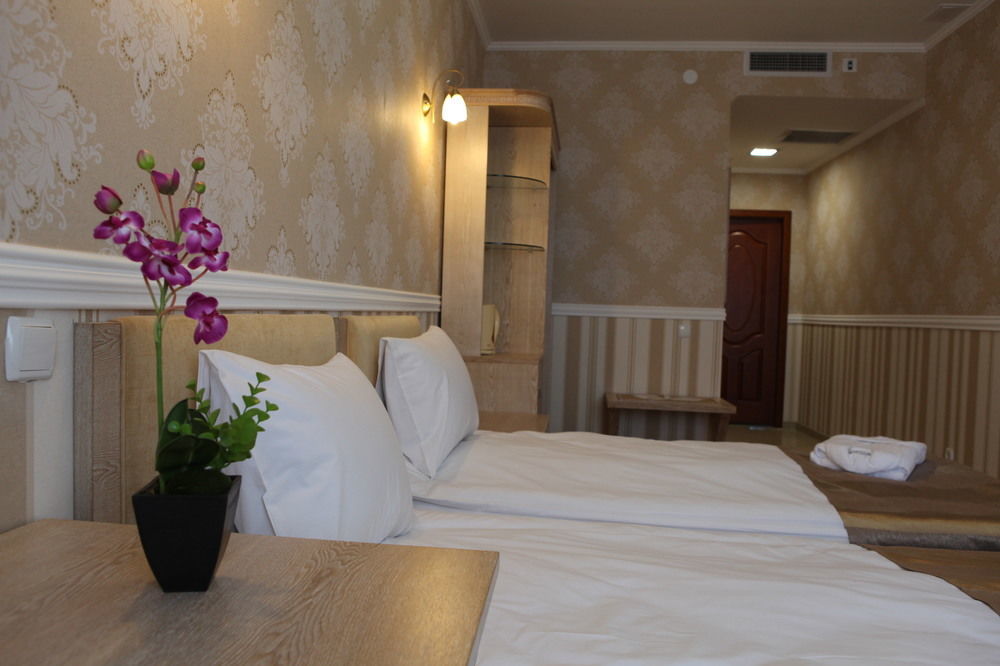 O Azamat Hotel Asztana Kültér fotó